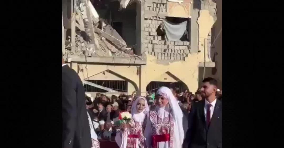 Gaza, matrimonio collettivo di 54 coppie di palestinesi in abiti tradizionali sulle macerie di Khan Younis, gli sposi: "Portiamo speranza"   VIDEO
