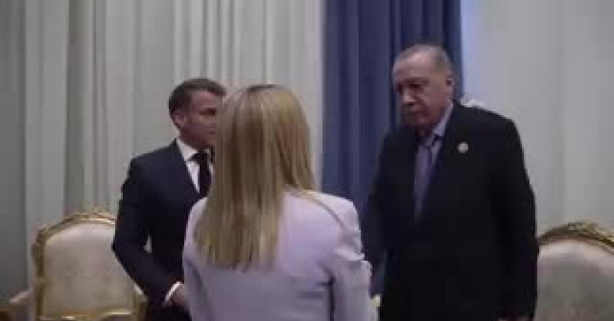 vertice di sharm el sheikh erdogan incontra meloni e la rimbrotta devi smettere di fumare lei lo so video