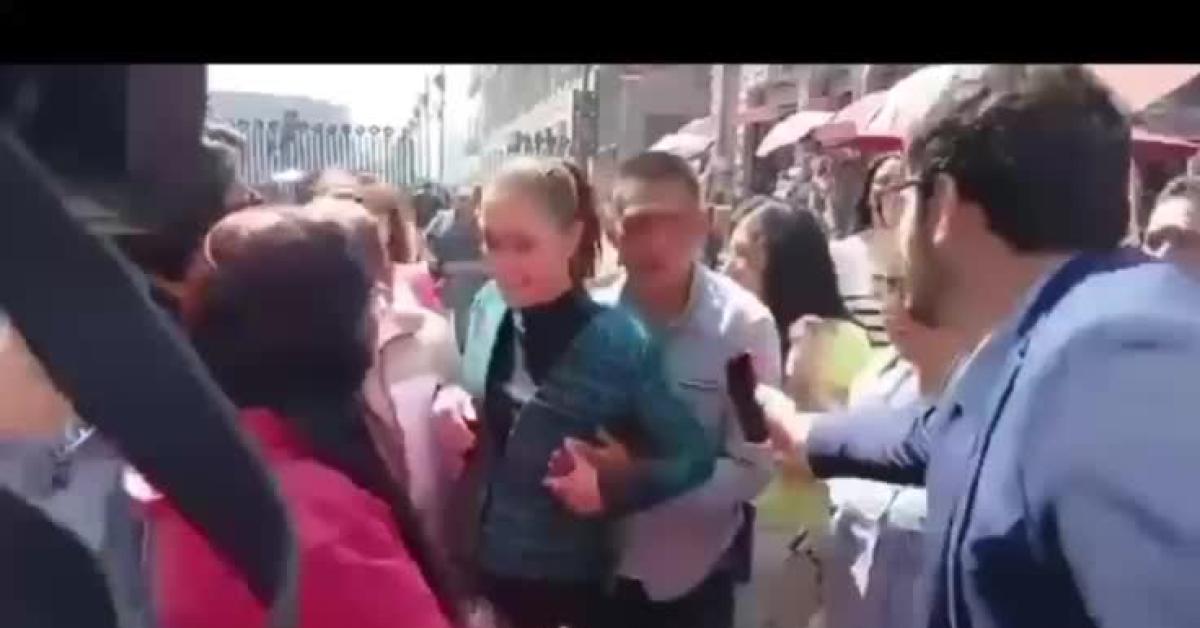 Città del Messico, palpeggiata presidente Sheinbaum durante saluto a sostenitori, arrestato per molestie uomo che ha tentato di baciarla – VIDEO Città del Messico, palpeggiata presidente Sheinbaum durante saluto a sostenitori, arrestato per molestie uomo che ha tentato di baciarla – VIDEO
