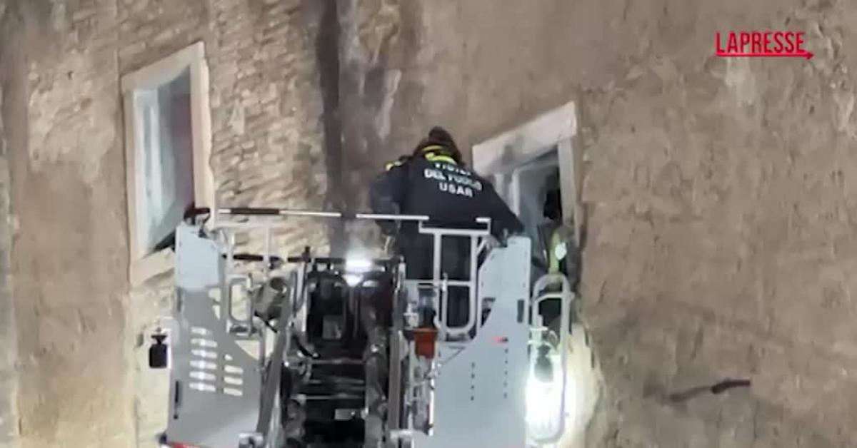 Crollo Torre dei Conti a Roma, estratto vivo l