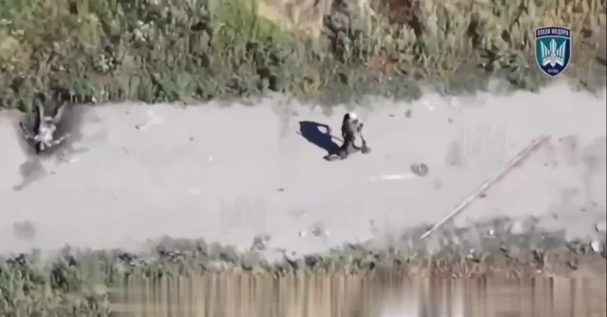 Ucraina, soldati russi con monopattini elettrici da $250 vicino Andriivka in Donetsk, utilizzati per “sfuggire a difesa basata su droni”   VIDEO