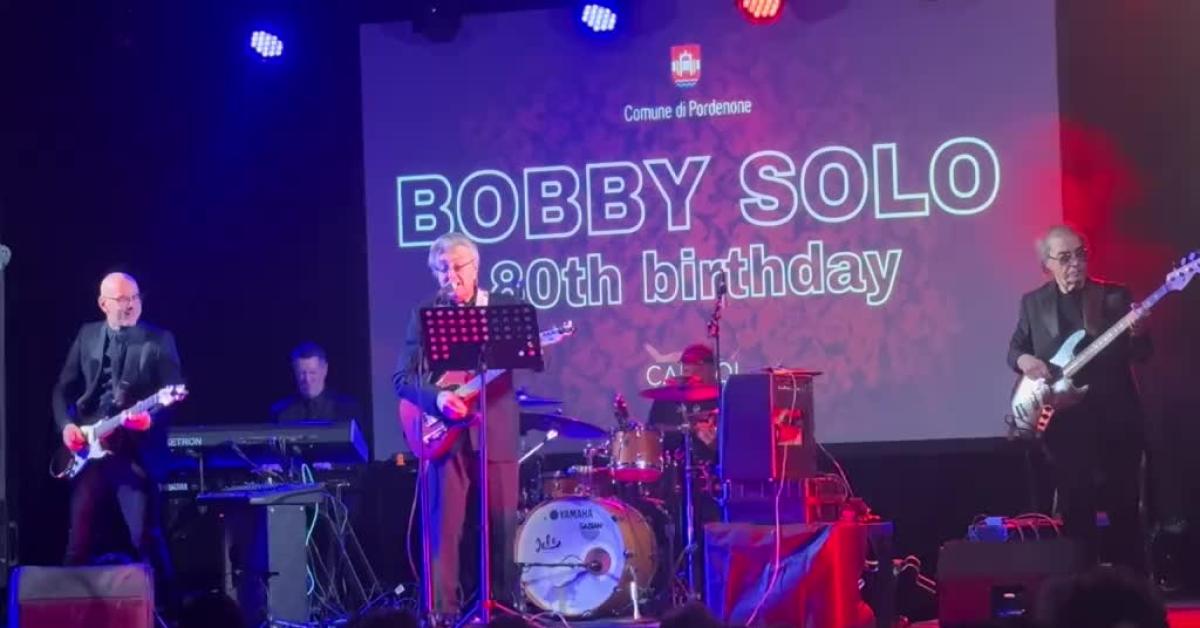 Bobby Solo da Ilgiornaleditalia.it Bobby Solo malore improvviso al concerto a Pordenone | Non sto tanto bene poi crolla per terra - VIDEO