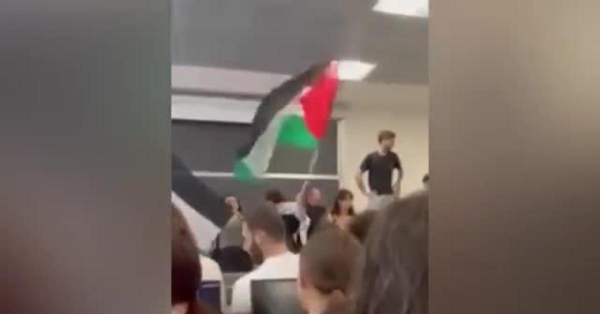 Università di Pisa, blitz 20 studenti pro Pal contro professore Rino Casella, docente: “Preso a calci e pugni, accusato di essere sionista” – VIDEO