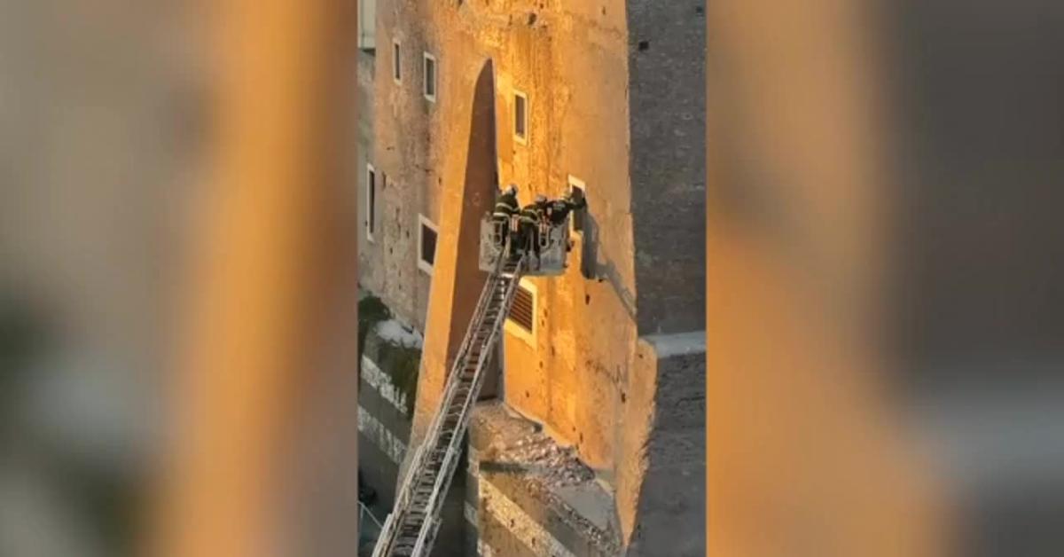 Crollo Torre dei Conti a Roma, vivo e "cosciente" operaio 66enne rimasto sotto le macerie, Procura apre inchiesta per disastro colposo   VIDEO