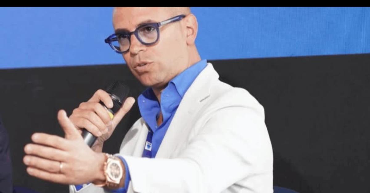 milano banlieue michele criscitiello rapinato del rolex da 70mila 8364 a sesto san giovanni il furto con la pistola puntata160in160faccia video