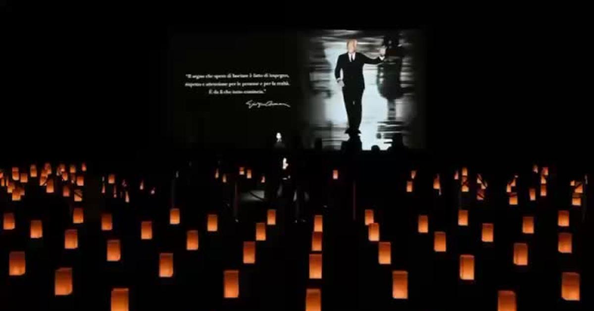 Morte Giorgio Armani, camera ardente aperta alle 9: bara in legno con mazzo di rose bianche, sala al buio con tappeto di lanterne a terra VIDEO Morte Giorgio Armani, camera ardente aperta alle 9: bara in legno con mazzo di rose bianche, sala al buio con tappeto di lanterne a terra VIDEO