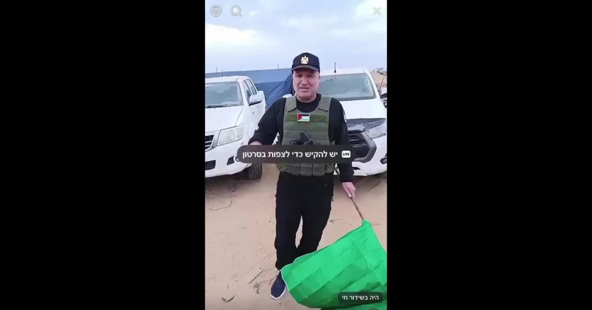 Gaza, leader filo israeliano Hossam Al Astal brucia con la benzina la bandiera di Hamas, ma prende fuoco anche il compagno   VIDEO