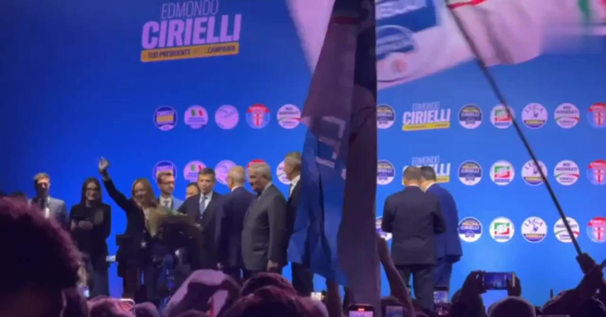 Regionali Campania, il VIDEO di Meloni e Tajani che ballano al ritmo di "Chi non salta comunista è" dopo comizio per candidato Edmondo Cirielli Regionali Campania, il VIDEO di Meloni e Tajani che ballano al ritmo di "Chi non salta comunista è" dopo comizio per candidato Edmondo Cirielli