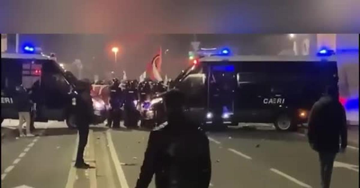 Cortei pro Gaza in tutta Italia per la Flotilla, scontri a Bologna, agenti usano lacrimogeni contro manifestanti, a Torino “assaltate” OGR   VIDEO