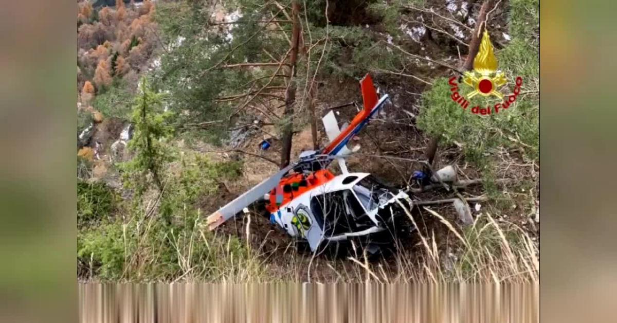Valtellina, elicottero precipitato a La Prese (SO) dopo aver urtato sperone durante manovra con 4 persone a bordo: 1 morto, altri 3 estratti vivi VIDEO Valtellina, elicottero precipitato a La Prese (SO) dopo aver urtato sperone durante manovra con 4 persone a bordo: 1 morto, altri 3 estratti vivi VIDEO