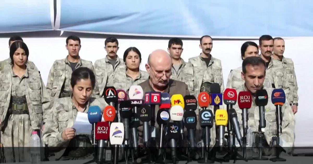 Ritiro Pkk da Turchia, forze curde verso Iraq, l’annuncio davanti a ritratto Öcalan: “Ankara apra strada a transizione democratica”   VIDEO Ritiro Pkk da Turchia, forze curde verso Iraq, l’annuncio davanti a ritratto Öcalan: “Ankara apra strada a transizione democratica”   VIDEO