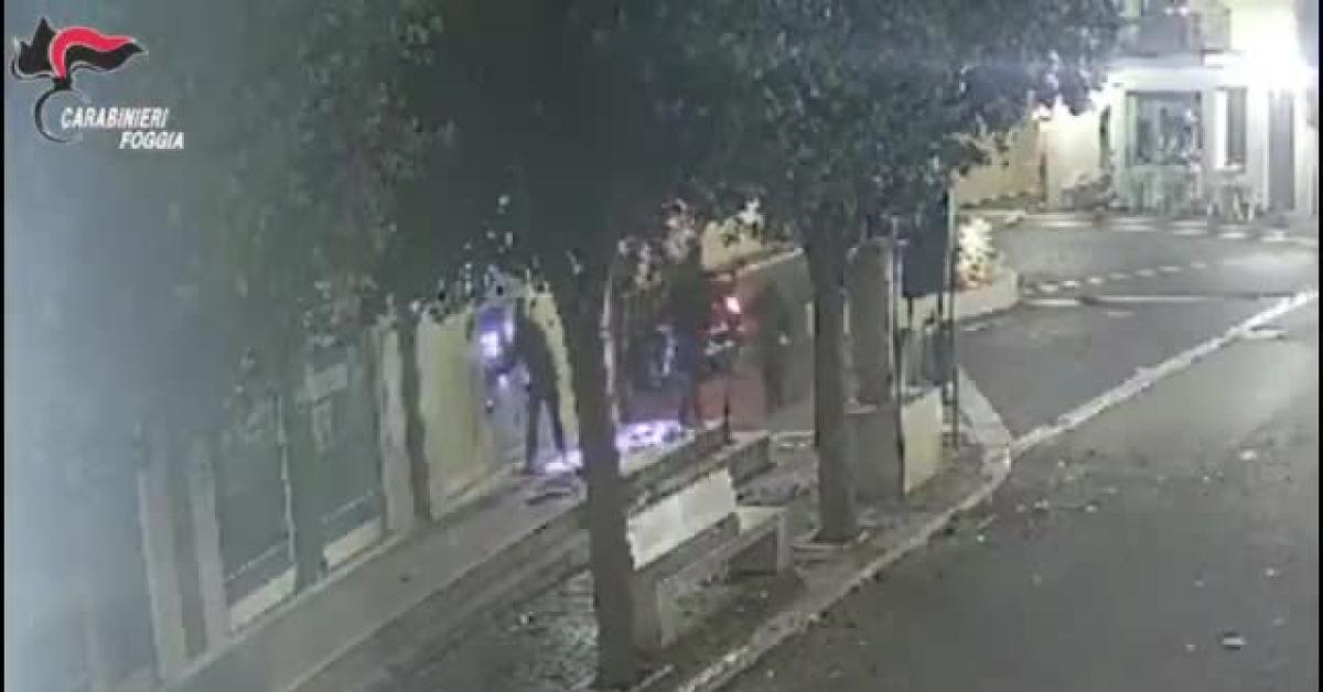 Foggia, assaltavano e rapinavano bancomat con ordigni esplosivi, arrestata banda di 5 italiani tra i 20 e i 26 anni   VIDEO dei furti