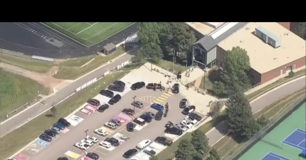 Colorado, sparatoria in una scuola a sud ovest di Denver, 2 alunni "in condizioni critiche", morto lo studente killer VIDEO Colorado, sparatoria in una scuola a sud ovest di Denver, 2 alunni "in condizioni critiche", morto lo studente killer VIDEO
