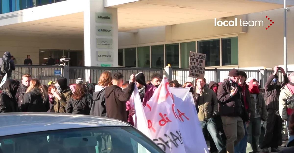 Torino, manifestanti pro Pal occupano e vandalizzano la sede de La Stampa, sui muri scritte "Fuck Stampa" e "Free Shahin" VIDEO Torino, manifestanti pro Pal occupano e vandalizzano la sede de La Stampa, sui muri scritte "Fuck Stampa" e "Free Shahin" VIDEO