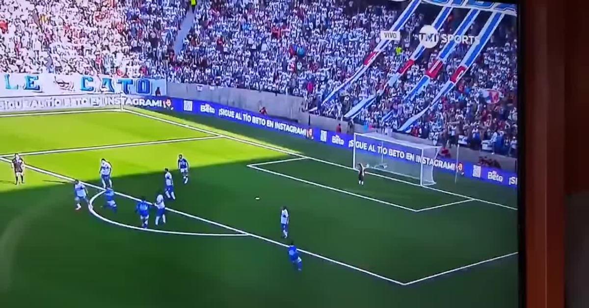 Cile, ex portiere Patricio Toledo accusa infarto durante match celebrativo, malore improvviso all
