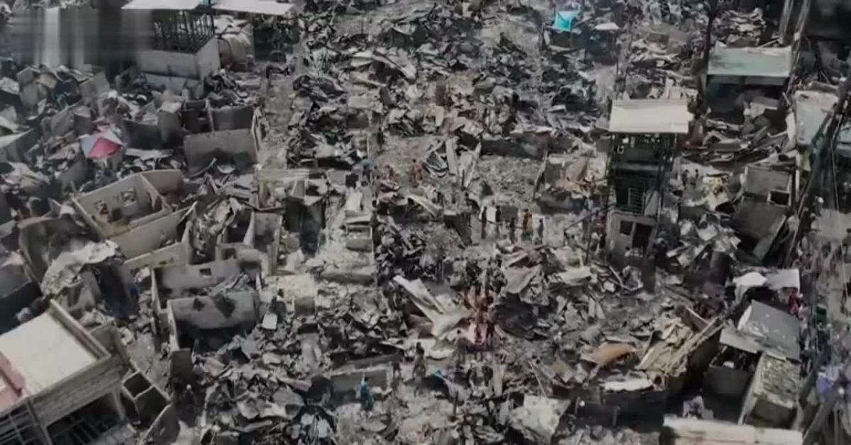Filippine, maxi incendio a Catmon, Malabon City, per "cortocircuito elettrico": oltre 1500 case distrutte, più di 600 famiglie sfollate VIDEO Filippine, maxi incendio a Catmon, Malabon City, per "cortocircuito elettrico": oltre 1500 case distrutte, più di 600 famiglie sfollate VIDEO