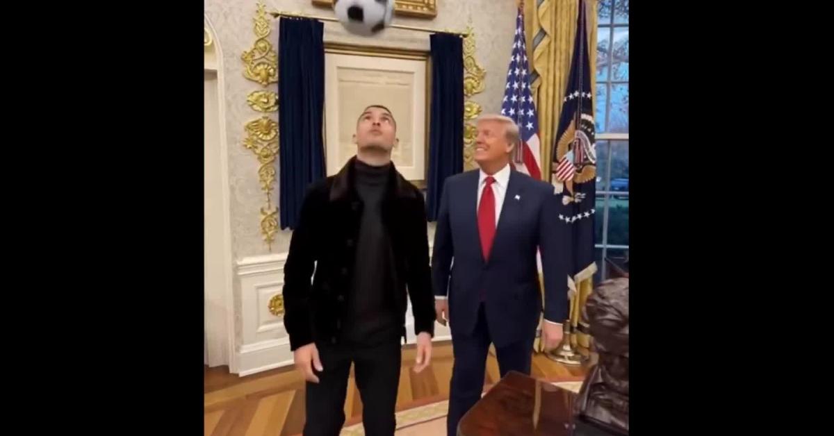 Bilaterale Trump bin Salman, il tycoon e Cristiano Ronaldo palleggiano insieme nello Studio Ovale   VIDEO AI postato dalla Casa Bianca