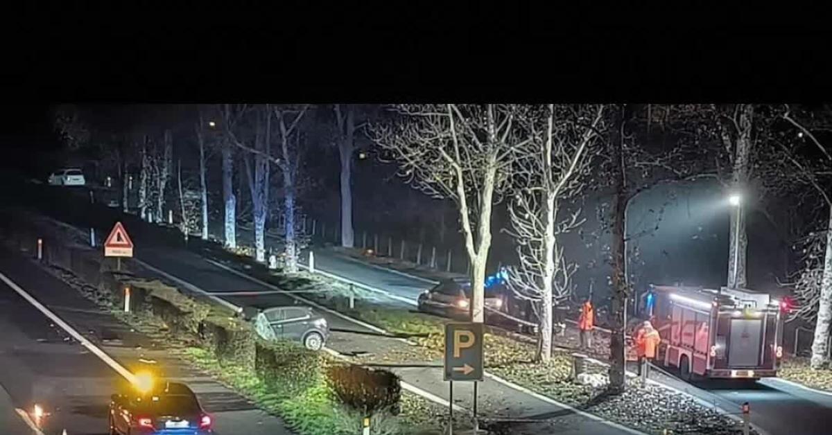 Neonata morta sull’A5, l’incidente provocato da un furgone fuggito dopo aver tamponato auto con bambina a bordo, seggiolino sbalzato fuori e investito   VIDEO