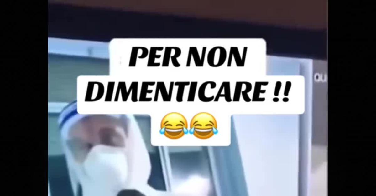 covid video per non dimenticare la follia paziente con casco ossigeno medici in tute tranne uno senza mascherina utenti ha capito l imbroglio