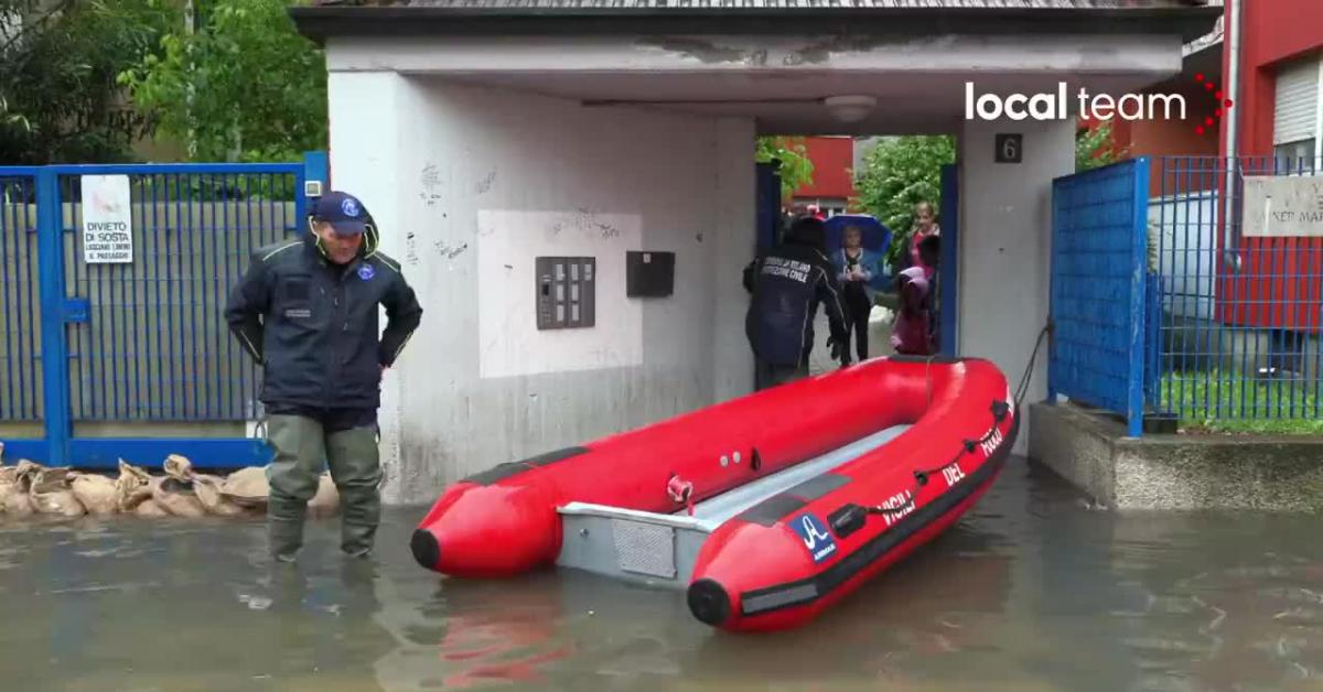 Allerta meteo e maltempo, a Milano esonda il Lambro, allagamenti e traffico in tilt, per il Seveso attivata ...