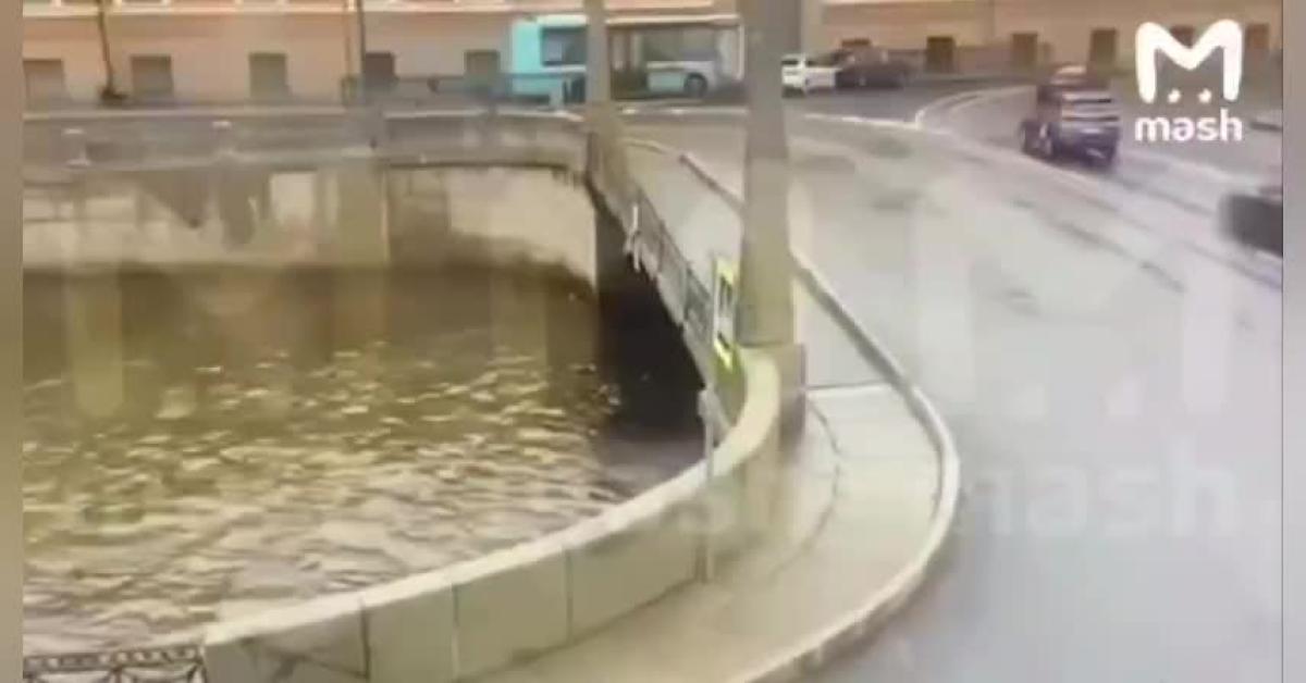 San Pietroburgo, autobus precipitato dal ponte nel fiume Moika dopo aver sbandato, 4 morti e 2 feriti gravi, ipotesi malore improvviso autista   VIDEO CHOC