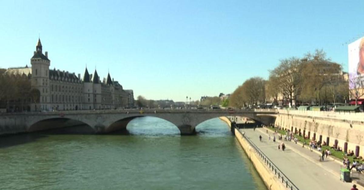 parigi ritrovati 4 cadaveri nella senna su 2 rinvenuti segni di violenze uno senza biancheria intima fermati due algerini con accusa di omicidio