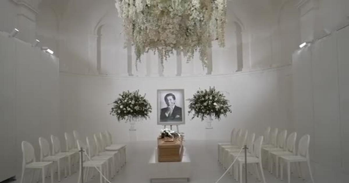 funerali di valentino garavani a roma cerimonia nella basilica di santa maria degli angeli presenti anche star del cinema la diretta