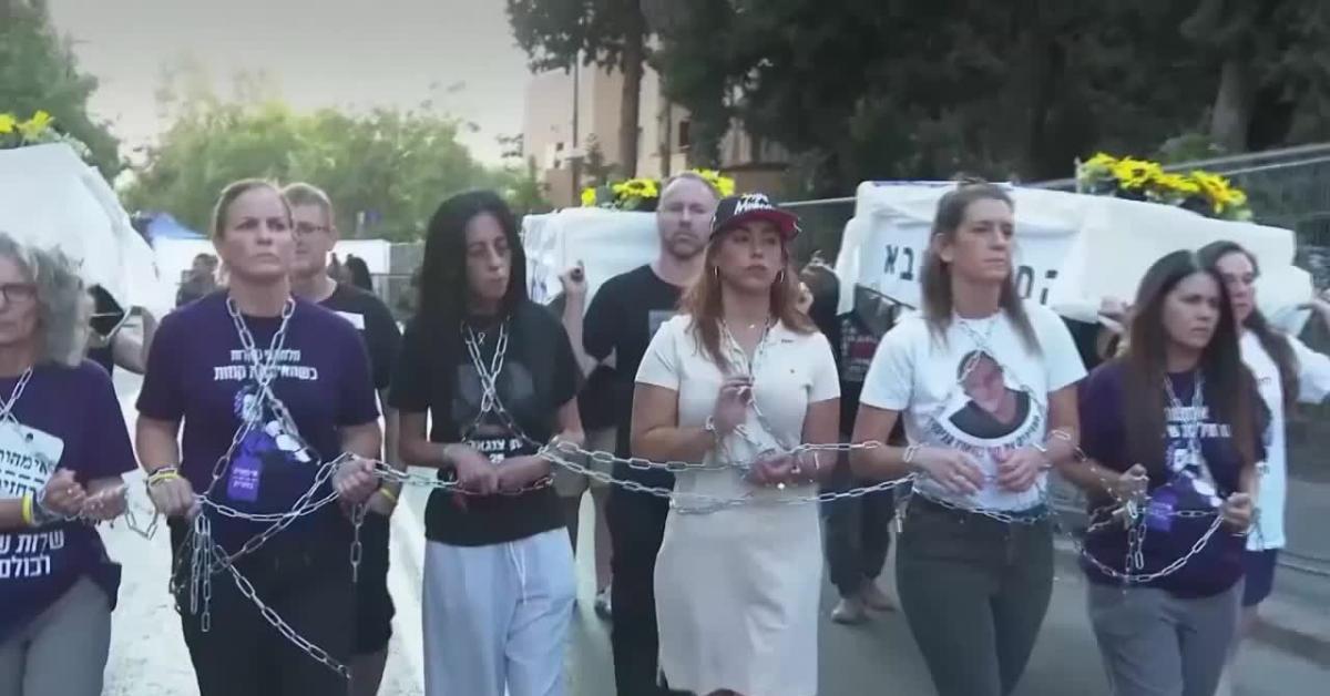 israele madri soldati idf e ostaggi si incatenano davanti a casa di netanyahu stop a guerra avete condannato nostri figli a morte video