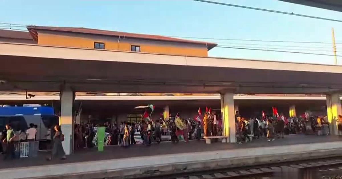 Pisa, manifestazione pro Palestina sui binari della stazione ferroviaria: circolazione bloccata per un