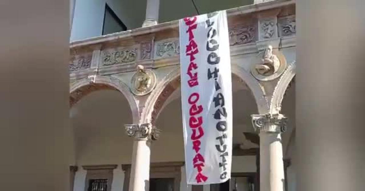 abbordaggio flotilla universit224 statale di milano occupata studenti barricati nell8217aula 211 lo avevamo promesso bloccheremo tutto video