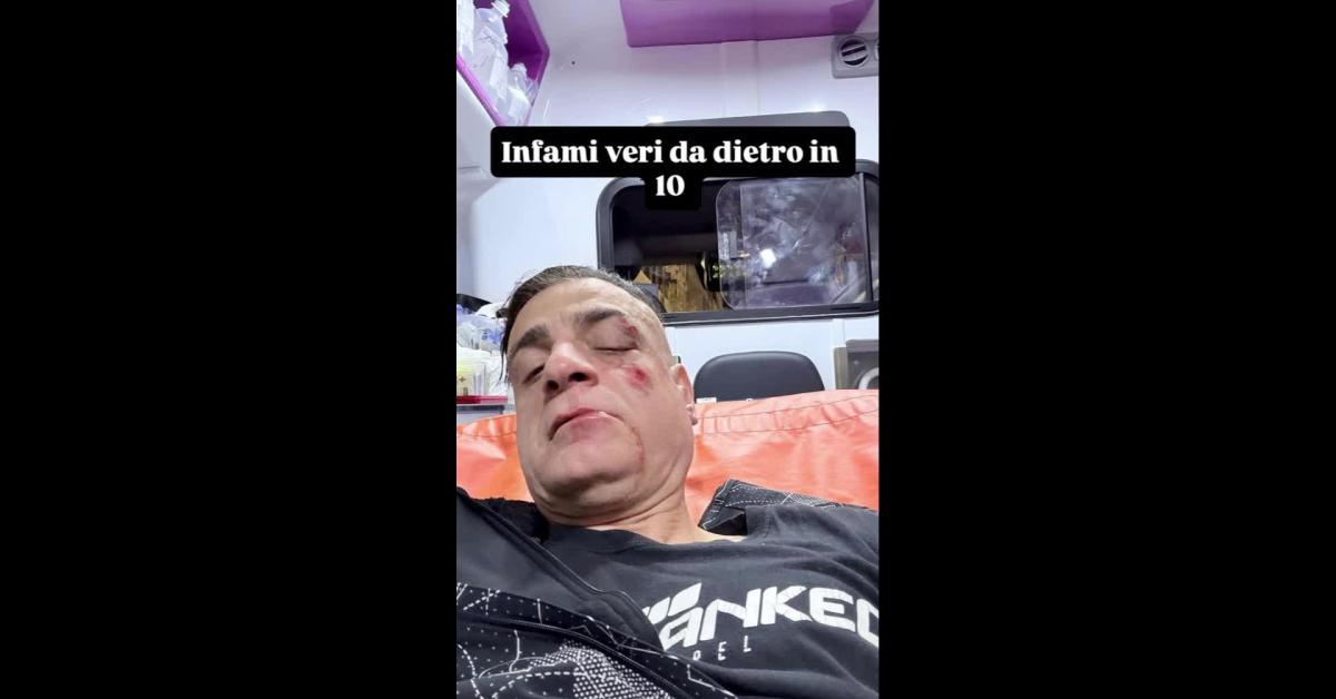 Roma, youtuber Cicalone aggredito alla fermata metro Ottaviano durante riprese su gang di borseggiatori: "Infami veri, da dietro in 10" VIDEO Roma, youtuber Cicalone aggredito alla fermata metro Ottaviano durante riprese su gang di borseggiatori: "Infami veri, da dietro in 10" VIDEO