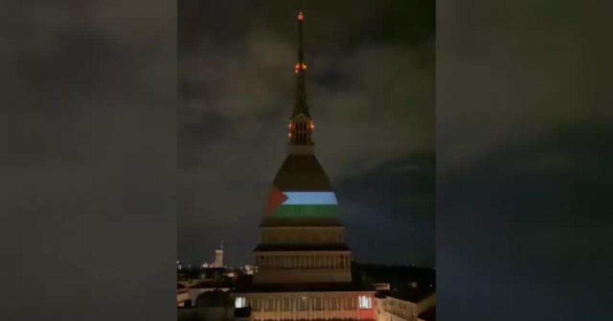 Mole antonelliana, bandiera Palestina proiettata dagli attivisti pro Gaza: "Stop all