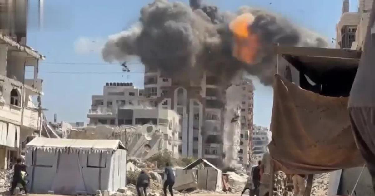 Gaza City, continua sfollamento forzato dei palestinesi, Idf: "Oltre 300mila evacuati", distrutto edificio dell Gaza City, continua sfollamento forzato dei palestinesi, Idf: "Oltre 300mila evacuati", distrutto edificio dell