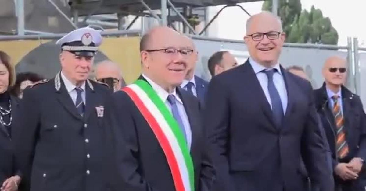 Roma, Carlo Verdone sindaco per un giorno per il suo 75° compleanno, tour nella capitale fra Campidoglio e periferie: "Amo la mia città" VIDEO Roma, Carlo Verdone sindaco per un giorno per il suo 75° compleanno, tour nella capitale fra Campidoglio e periferie: "Amo la mia città" VIDEO