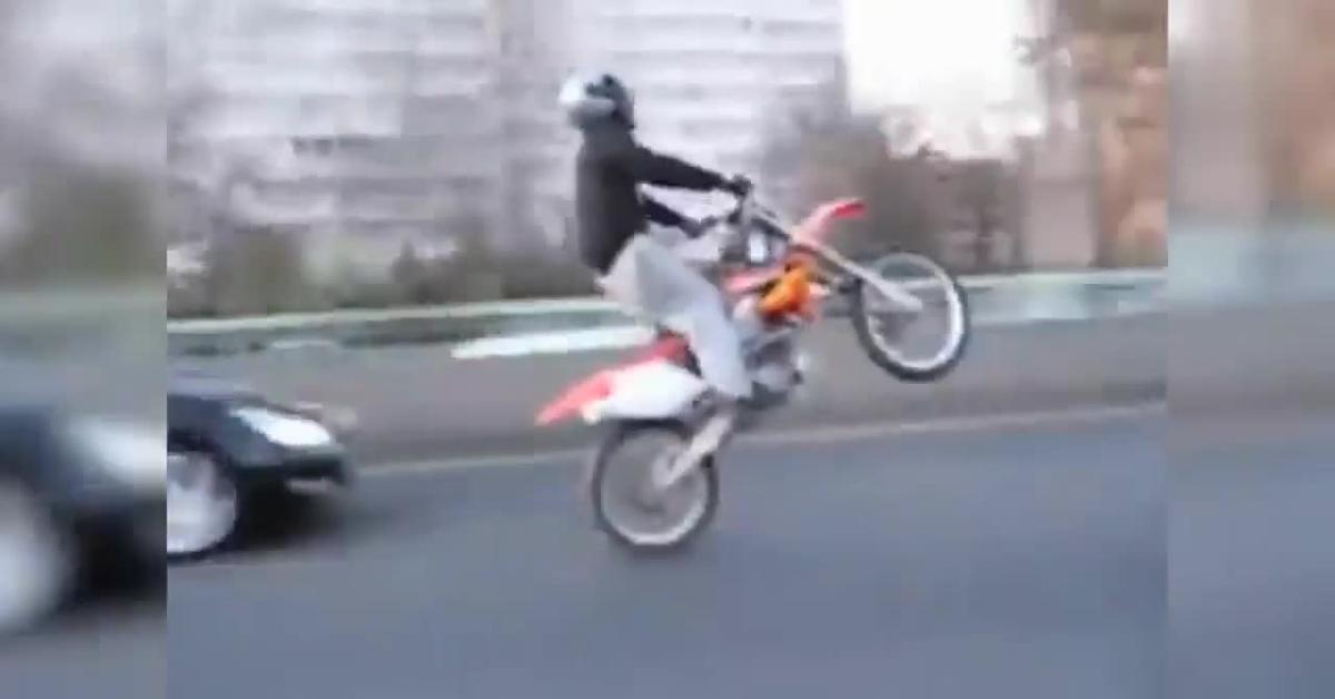 Furto al Louvre, Abdoulaye N alias “Doudou Cross Bitume" con 15 precedenti penali, nel 2010 acrobazie con moto da cross postate sui social VIDEO Furto al Louvre, Abdoulaye N alias “Doudou Cross Bitume" con 15 precedenti penali, nel 2010 acrobazie con moto da cross postate sui social VIDEO