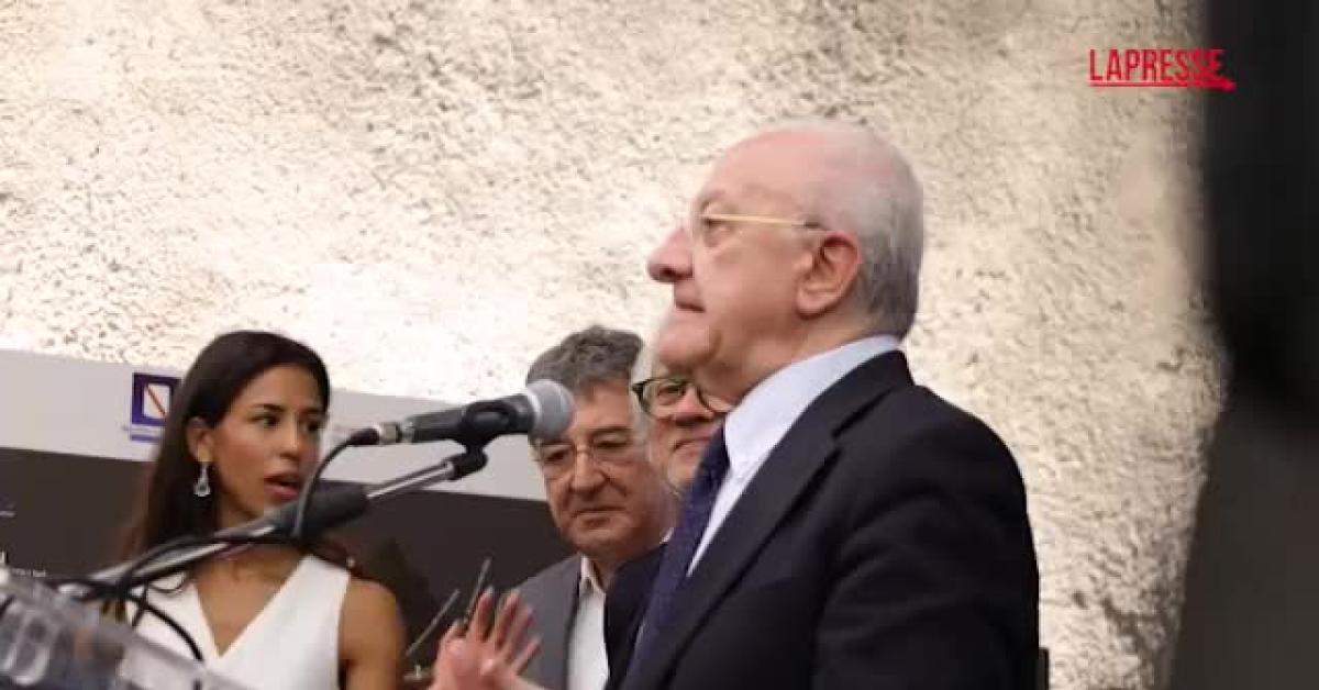 gaffe di de luca questa 232 la bellissima figlia dell artista kapoor ma 232 la moglie poi la toppa peggio del buco in questo lui 232 un creativo video