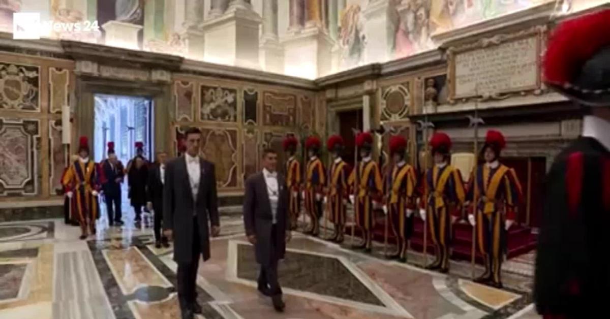 vaticano incontro tra leone xiv carlo iii e regina camilla preghiera storica in cappella sistina e nomina del re come royal confrater video