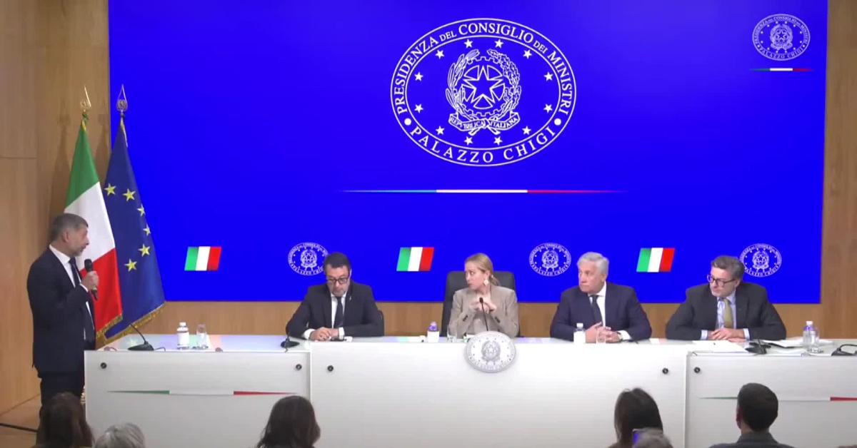 Manovra, Meloni lascia la conferenza stampa: "Siamo fuori tempo massimo, vi lascio Giorgetti", e gli augura "in bocca al lupo" VIDEO Manovra, Meloni lascia la conferenza stampa: "Siamo fuori tempo massimo, vi lascio Giorgetti", e gli augura "in bocca al lupo" VIDEO