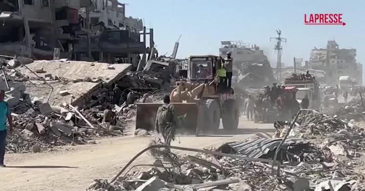 Gaza City, bulldozer in azione per rimuovere le macerie, Onu: "41mila edifici distrutti, oltre 8 milioni di m³ di rovine"   VIDEO