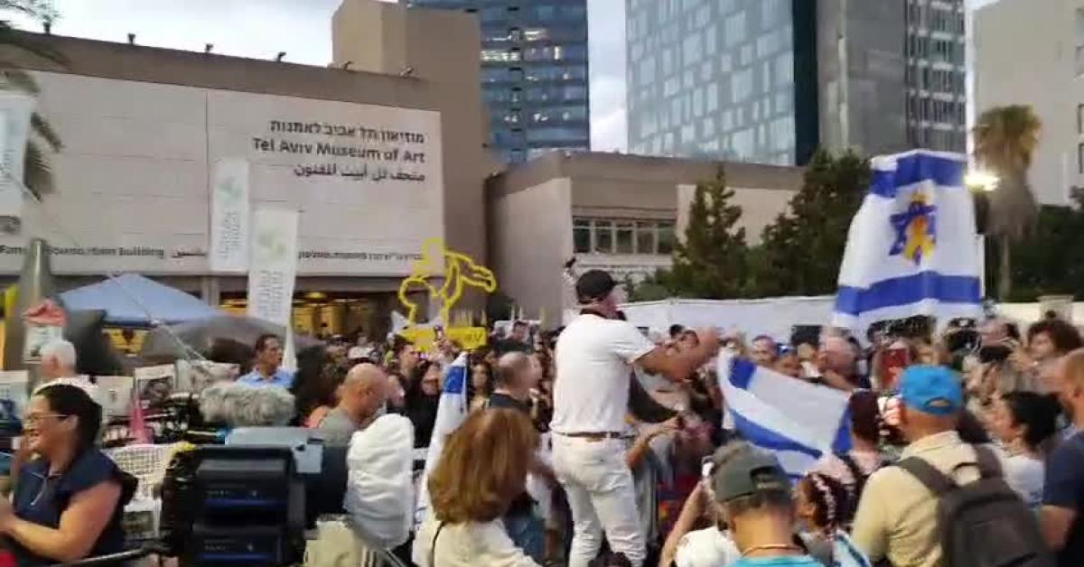 il gdi a tel aviv le celebrazioni in hostage square per il piano di pace festa per rilascio degli ostaggi israeliani entro luned236 video