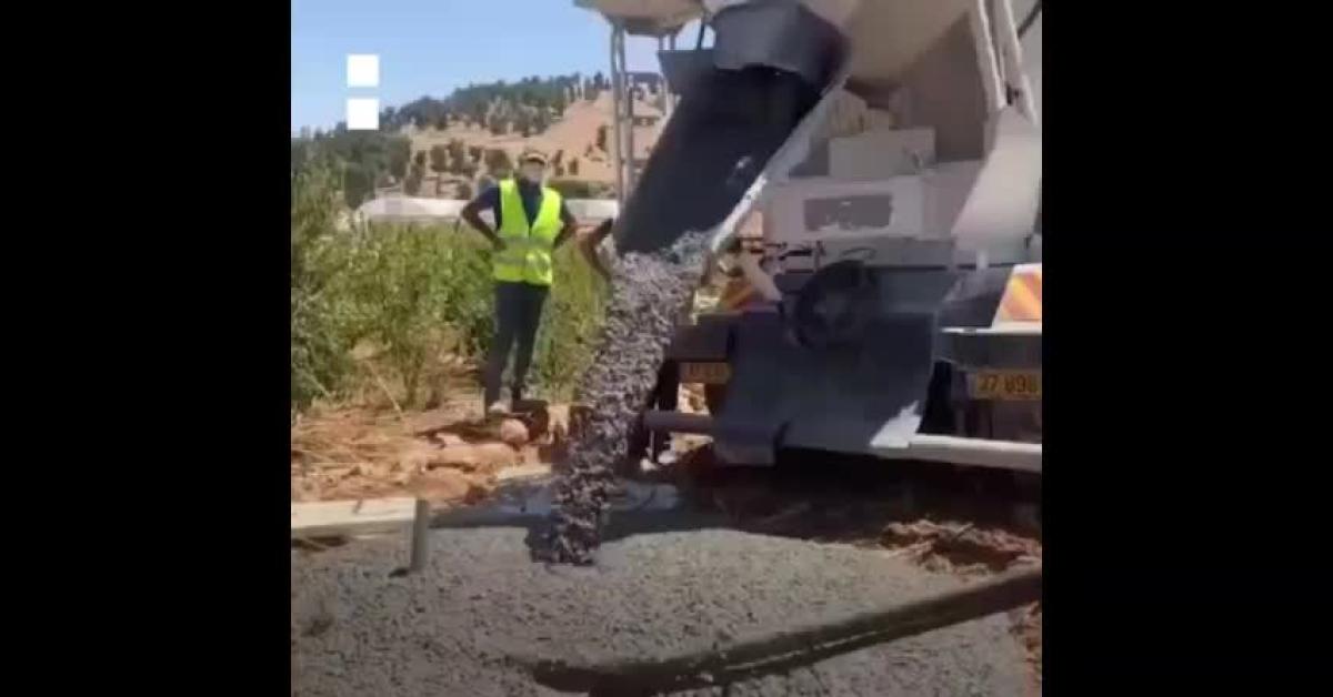 quando a gaza soldati israeliani versavano colate di cemento in una fonte idrica a hebron che forniva acqua ai palestinesi per chiuderla video