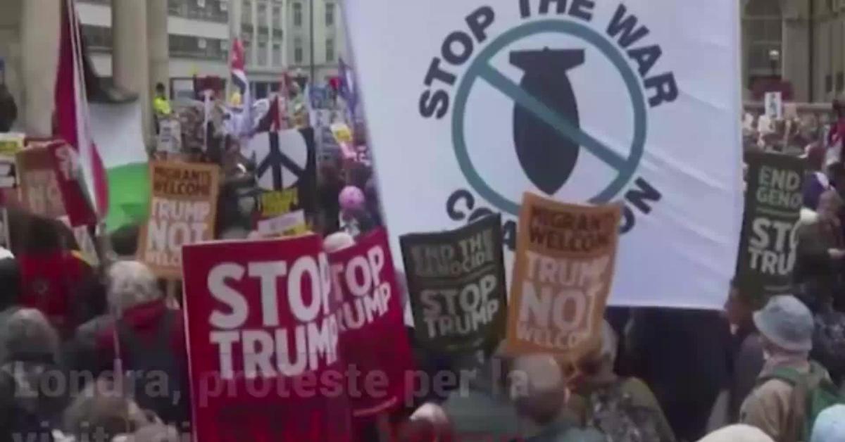 Londra, maxi-protesta "Stop Trump" durante visita di Stato del tycoon, 3mila fuori dal Parlamento con ...