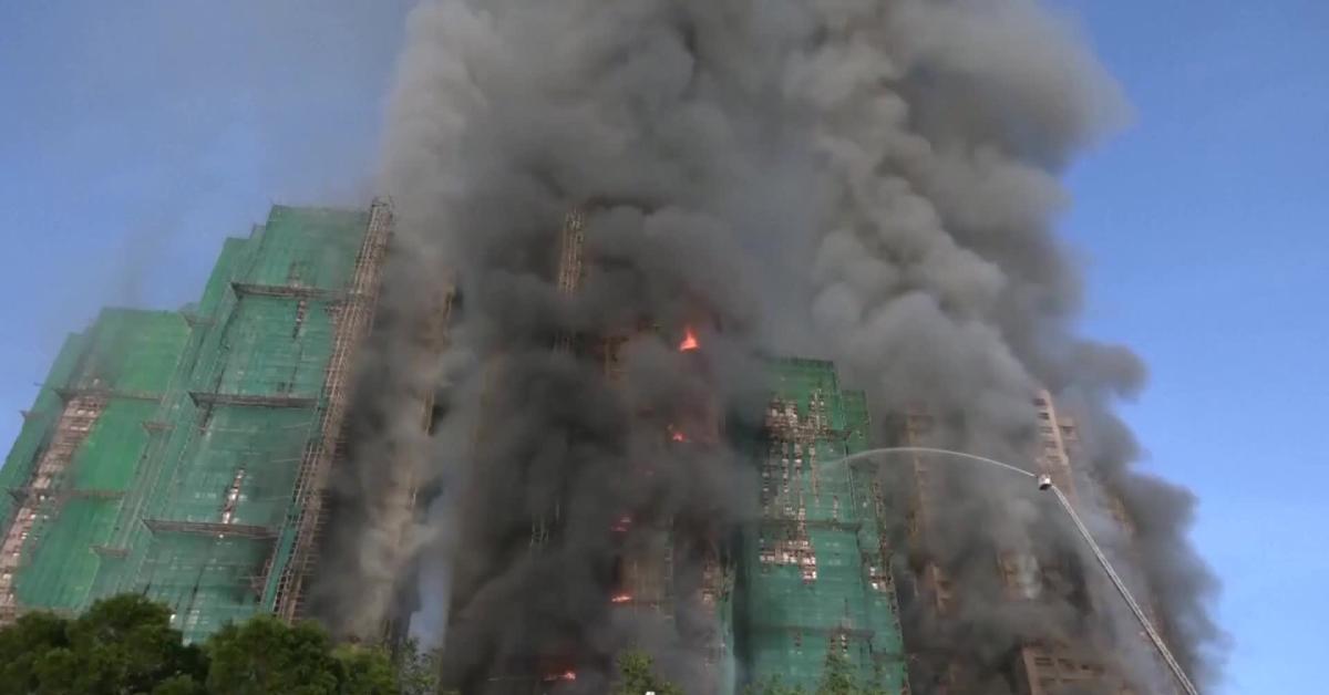 Incendio in 3 grattacieli a Hong Kong, fiamme si propagano su impalcature di bambù e reti da cantiere, oltre ...