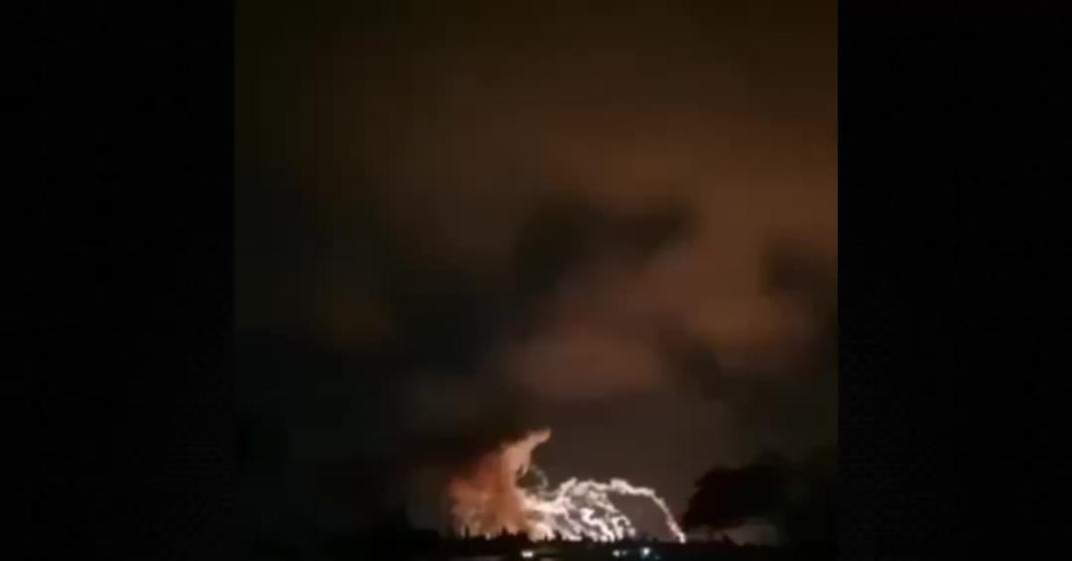Siria, ancora raid israeliani su Homs e Latakia, colpiti depositi di munizioni e quartieri residenziali: almeno 13 morti VIDEO Siria, ancora raid israeliani su Homs e Latakia, colpiti depositi di munizioni e quartieri residenziali: almeno 13 morti VIDEO