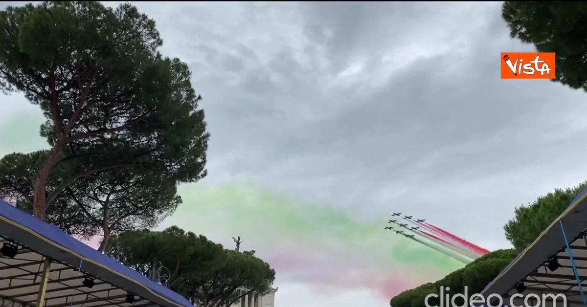 Parata 2 giugno 2024, il passaggio delle Frecce Tricolori sui fori imperiali, Baglioni canta l