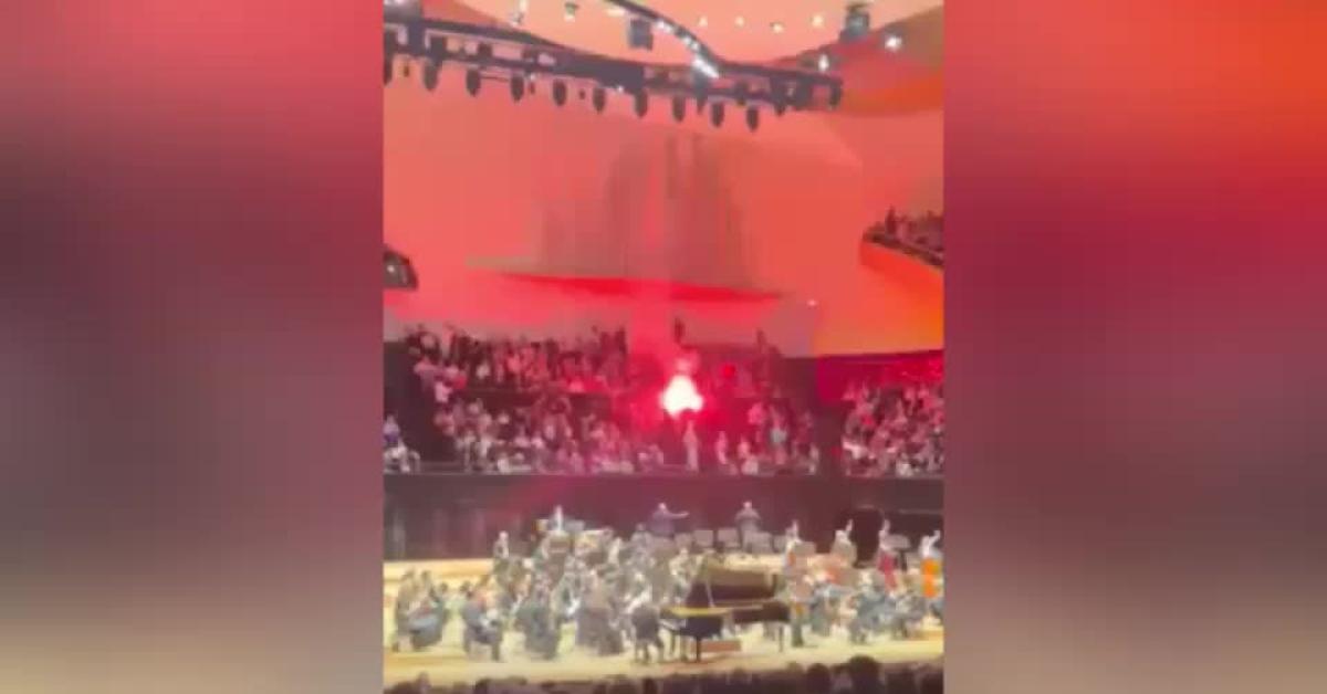 Francia, manifestanti pro Palestina interrompono con uso di fumogeni concerto Filarmonica di Israele: "Stop al genocidio a Gaza" VIDEO Francia, manifestanti pro Palestina interrompono con uso di fumogeni concerto Filarmonica di Israele: "Stop al genocidio a Gaza" VIDEO