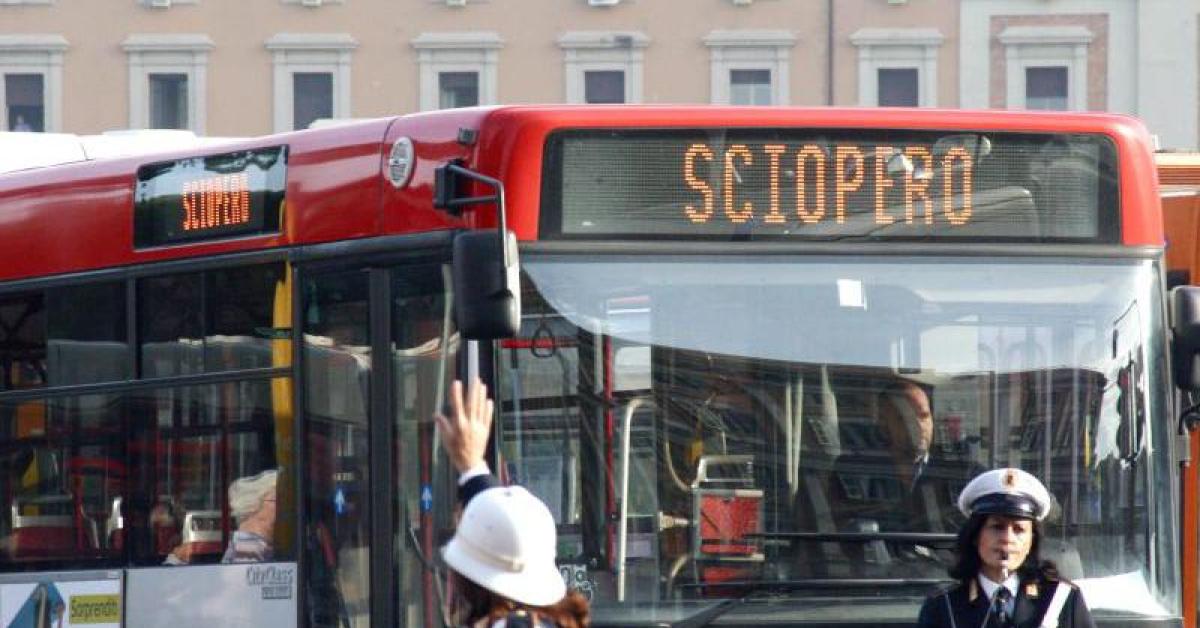 Sciopero generale 12 dicembre: treni a rischio per 21 ore, disagi nel trasporto locale, coinvolto anche mondo della scuola e della sanità Sciopero generale 12 dicembre: treni a rischio per 21 ore, disagi nel trasporto locale, coinvolto anche mondo della scuola e della sanità