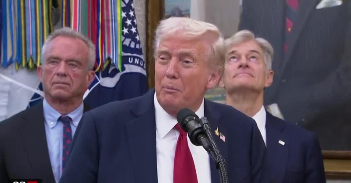Usa, siparietto tra Kennedy Jr e Trump: il segretario alla Salute starnutisce, il tycoon: "Spero di non aver preso il Covid"   VIDEO