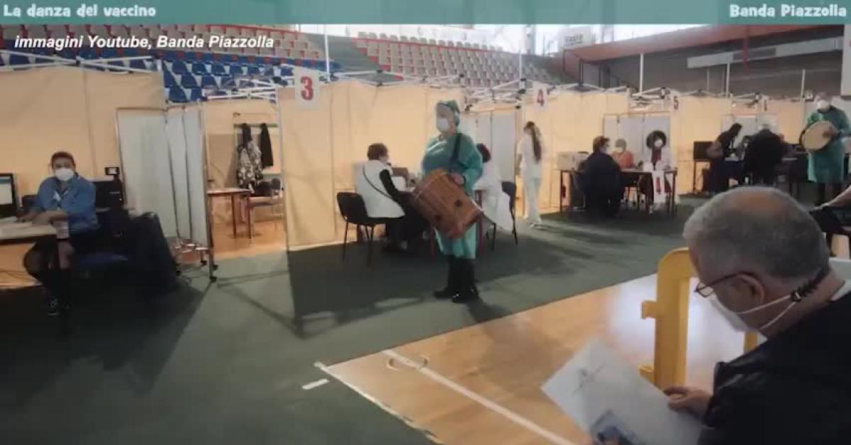 Covid, il VIDEO della "danza del vaccino", ridicola tammuriata in abruzzese che invita ad aderire alla campagna vaccinale contro il Coronavirus