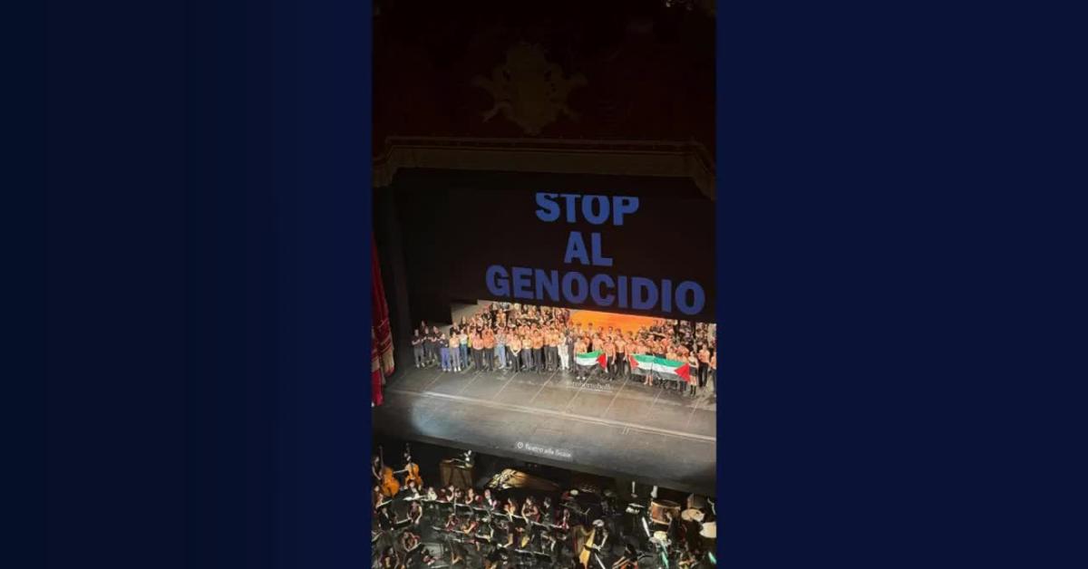 Milano, anche Roberto Bolle con Gaza, scritta “Stop al genocidio” e corpo di ballo con bandiere Palestina sul palco del Teatro della Scala – VIDEO